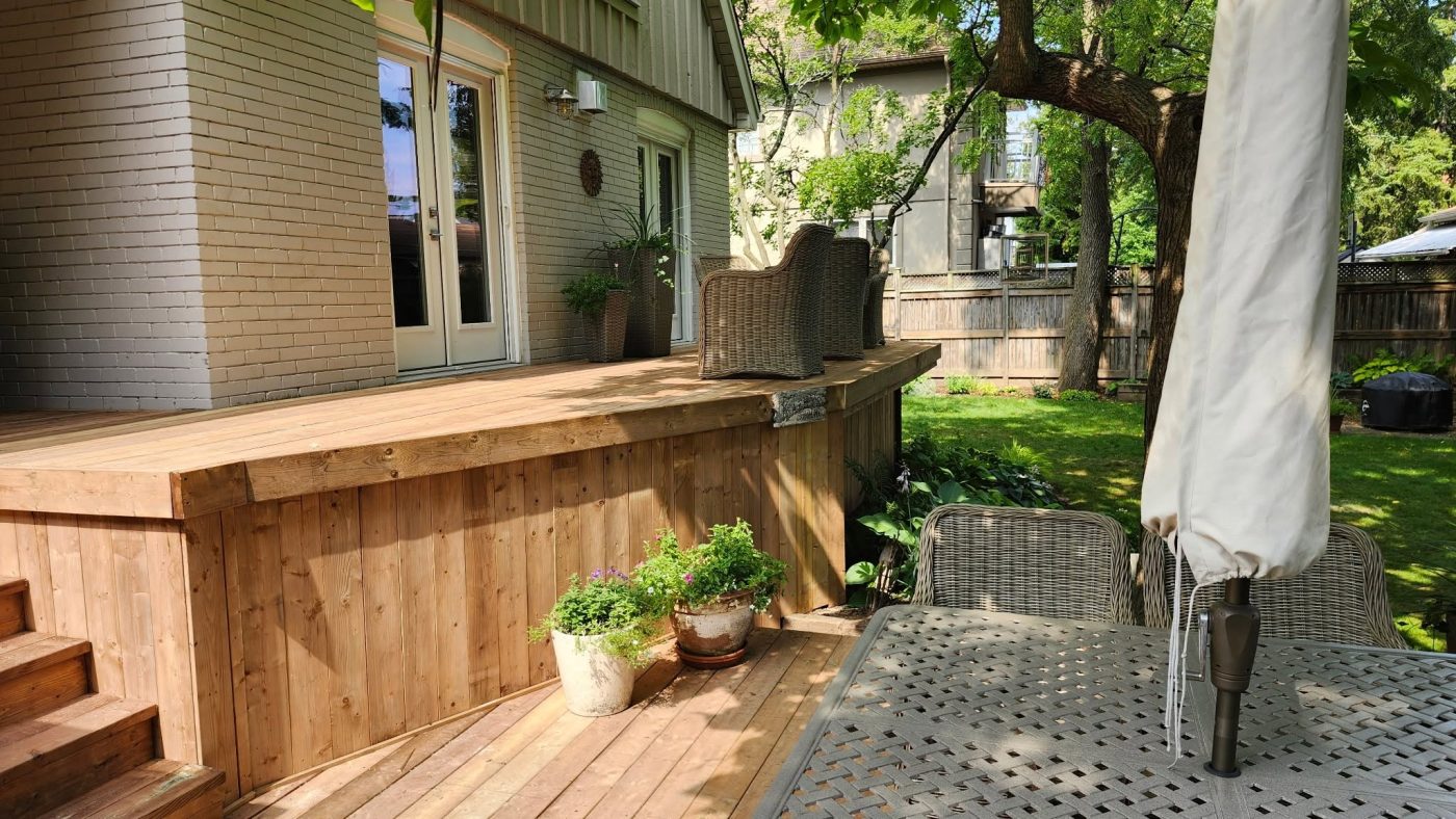 Deck with built-in cedar planter bench
