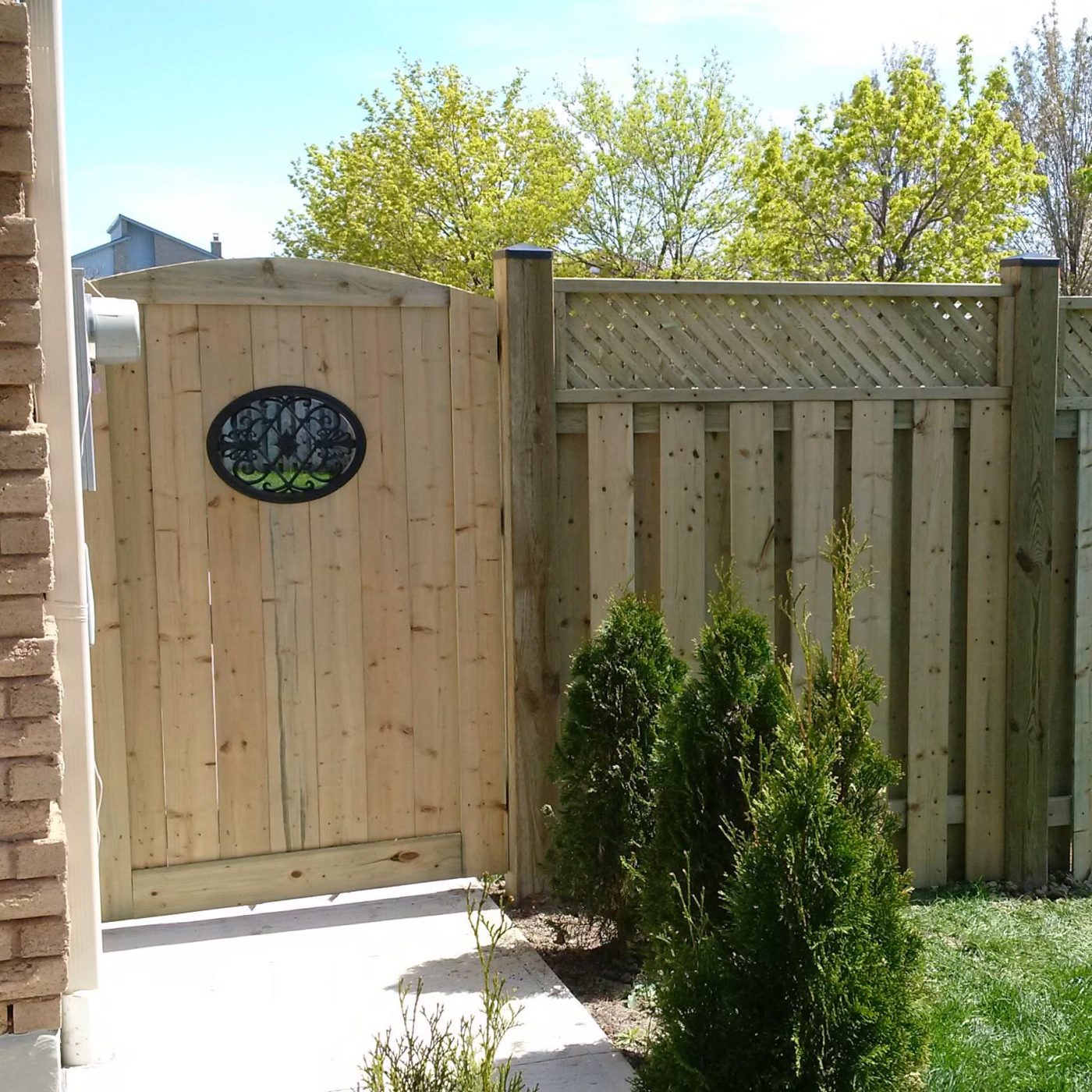 Cedar privacy gate with medallion accent