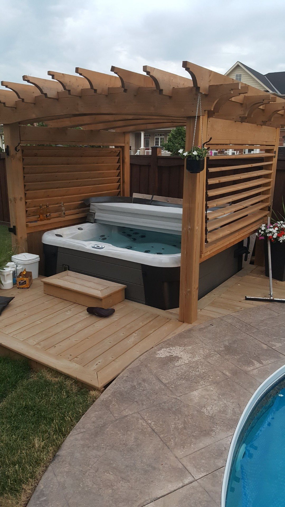 Hot tub cabana with louvred privacy screens