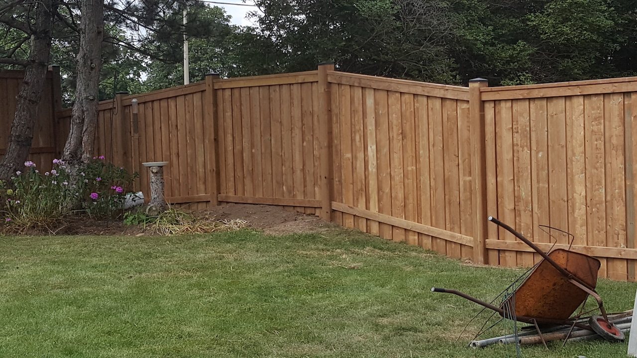 Board privacy fence with post caps