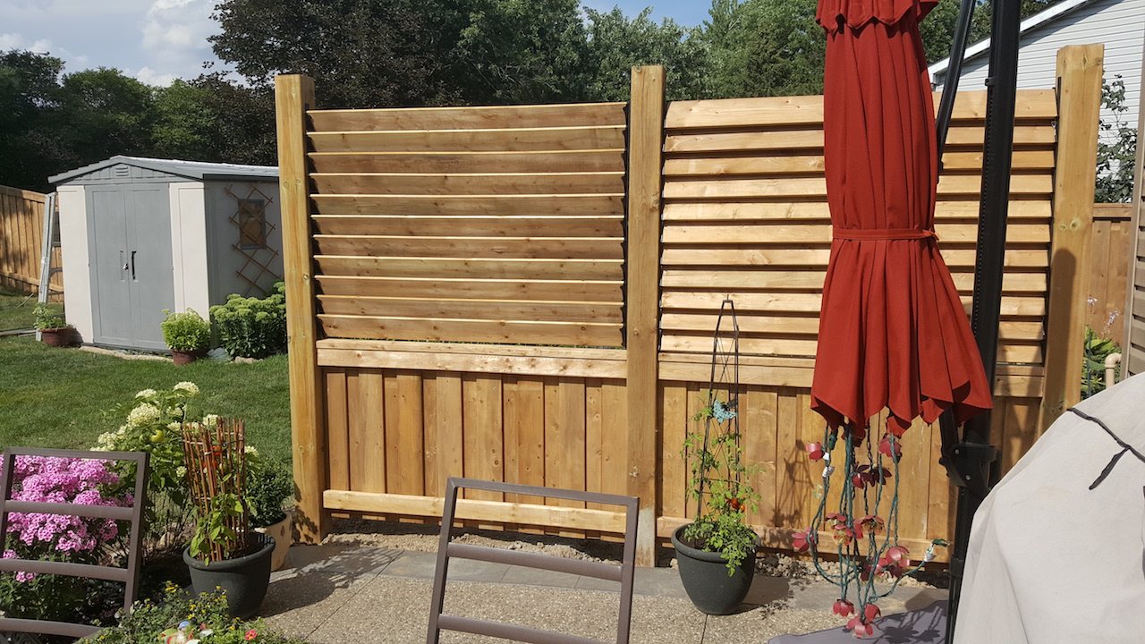 Louvred privacy screen