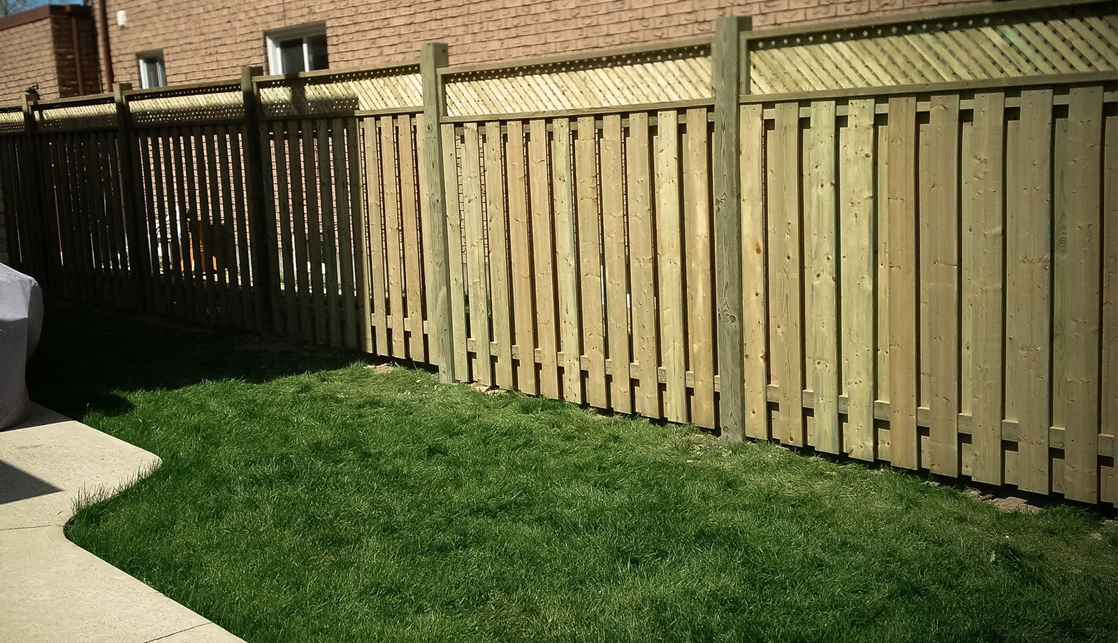 Semi-privacy fence with lattice top