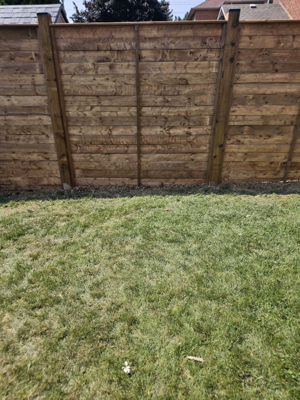 Horizontal board privacy fence