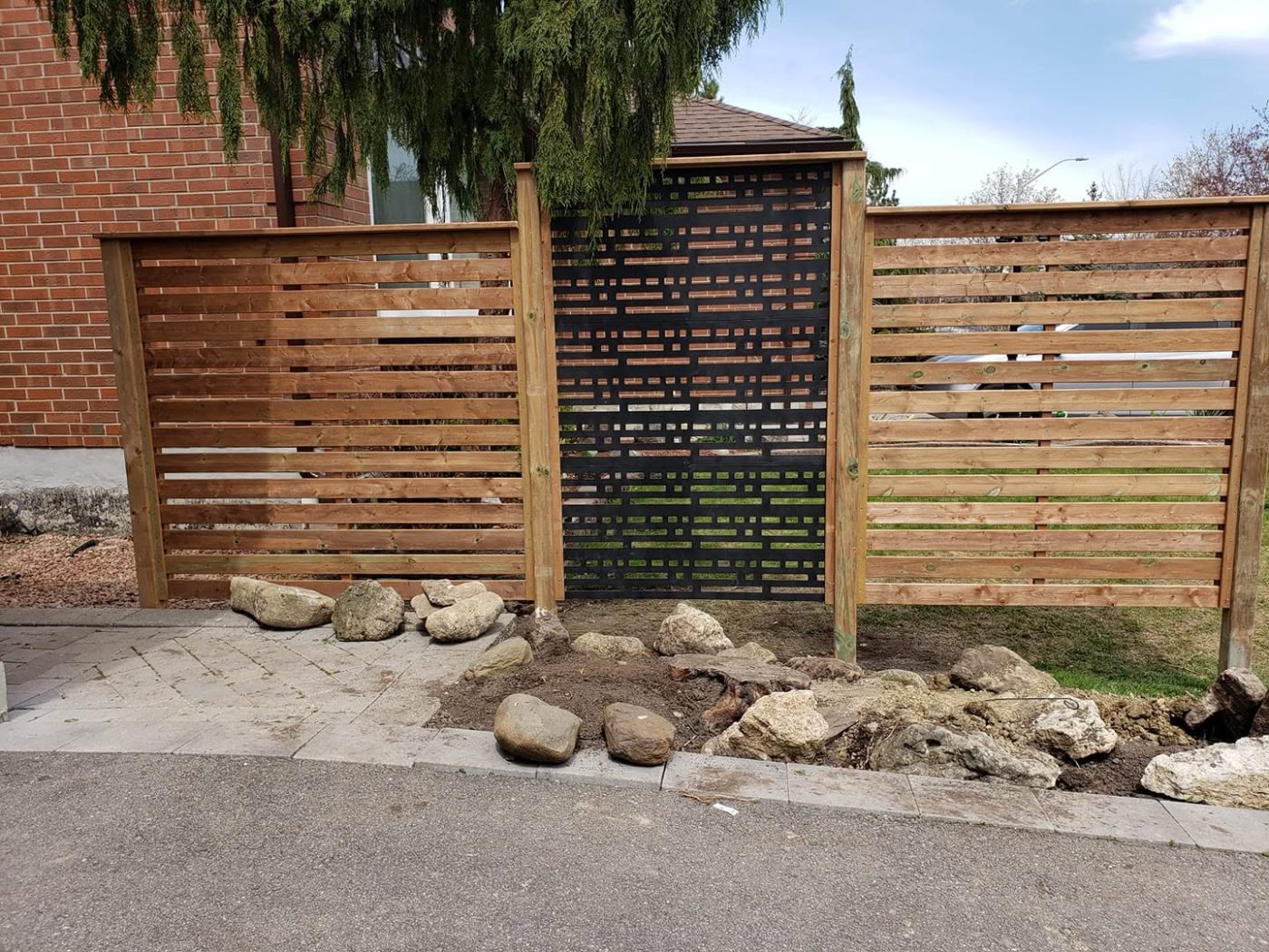 Horizontal slat screen with lattice panel