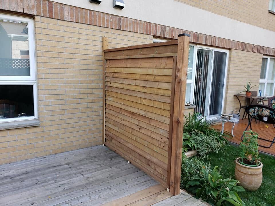 Horizontal cedar privacy screen